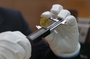 Măsurarea diametrului monedei de aur Britannia de o uncie troy